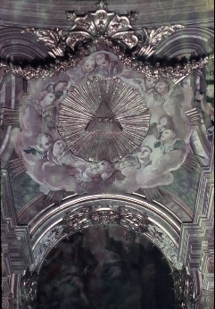 Detail: Altarauszug mit Trinitätssymbol im Strahlenkranz,
von Putti umfangen, 1943/1945