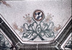 Gewölbeausschnitt: Blumen- und Rankenmotiv mit Wappen, Aufn. Rex-Film, 1943/1945